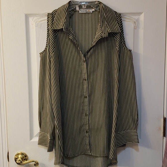 AVAILABLE by Angela Fashion Cold Shoulder Lrg EUC - Picture 10 of 10